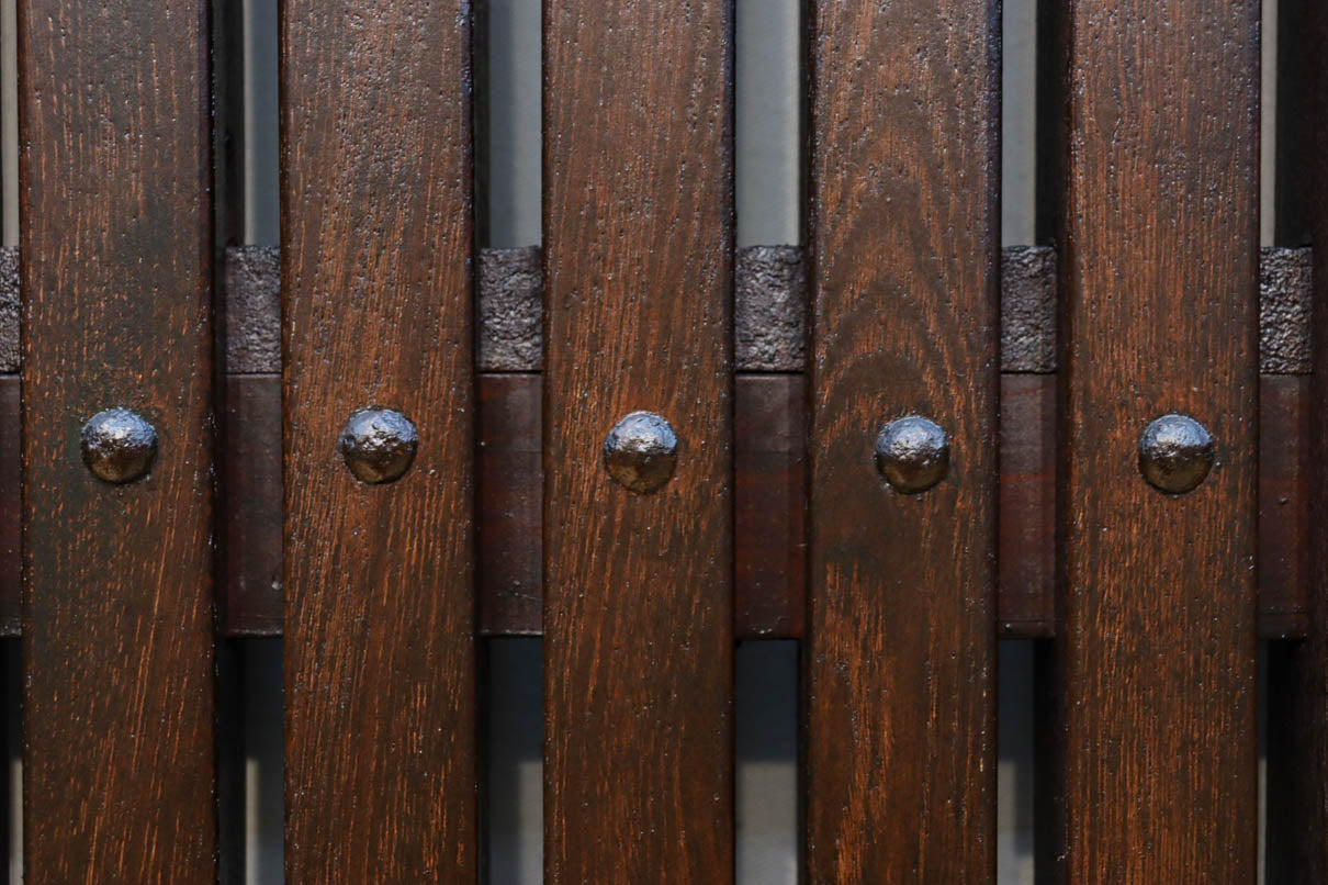 幅918ミリ　桐模様金具で雅な面持ち溢れる平格子蔵戸　G2554