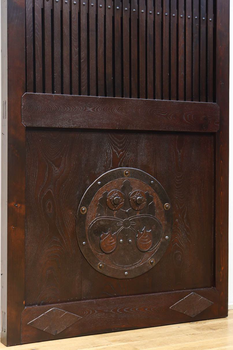 幅918ミリ　桐模様金具で雅な面持ち溢れる平格子蔵戸　G2554