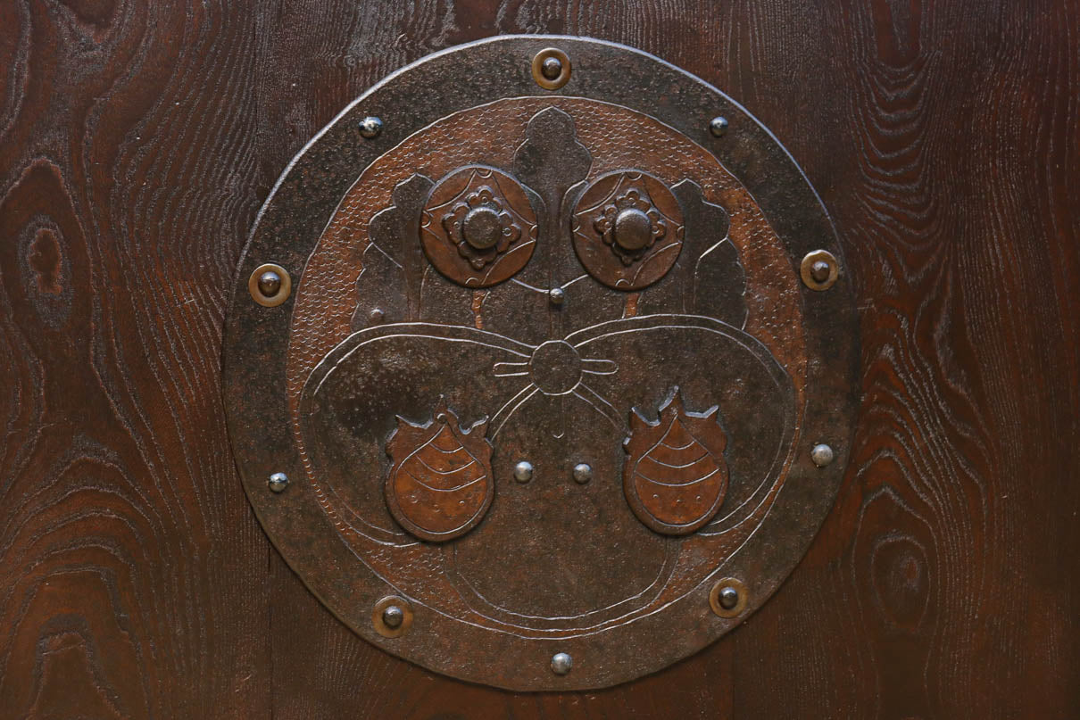 幅918ミリ　桐模様金具で雅な面持ち溢れる平格子蔵戸　G2554