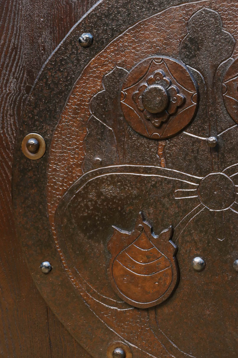 幅918ミリ　桐模様金具で雅な面持ち溢れる平格子蔵戸　G2554