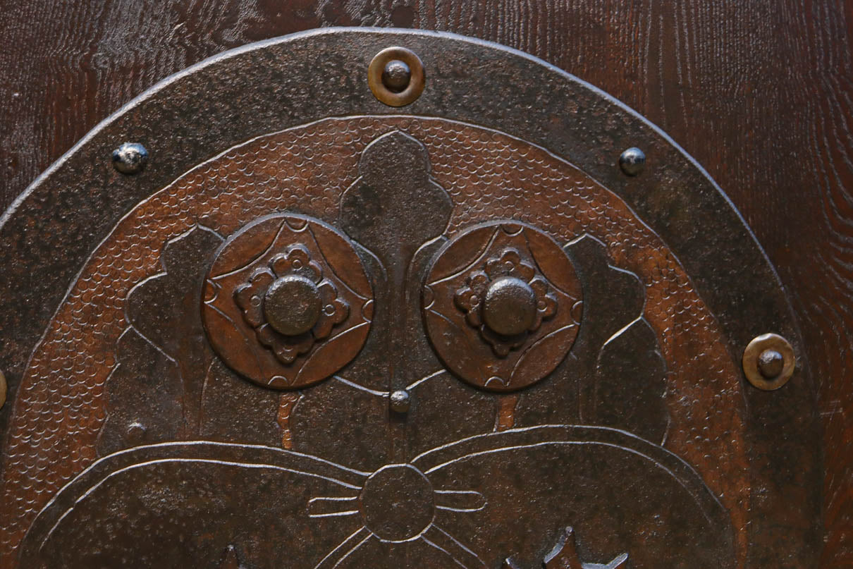 幅918ミリ　桐模様金具で雅な面持ち溢れる平格子蔵戸　G2554