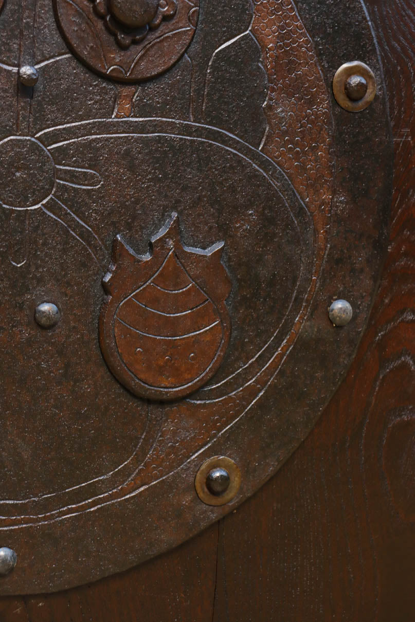 幅918ミリ　桐模様金具で雅な面持ち溢れる平格子蔵戸　G2554