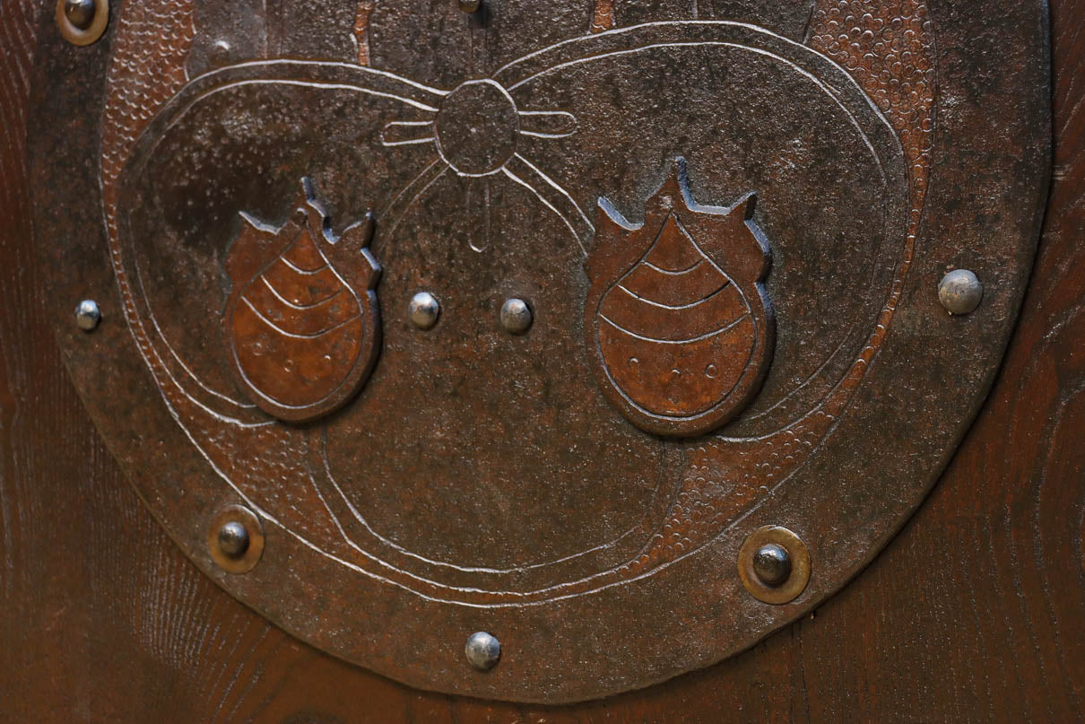 幅918ミリ　桐模様金具で雅な面持ち溢れる平格子蔵戸　G2554