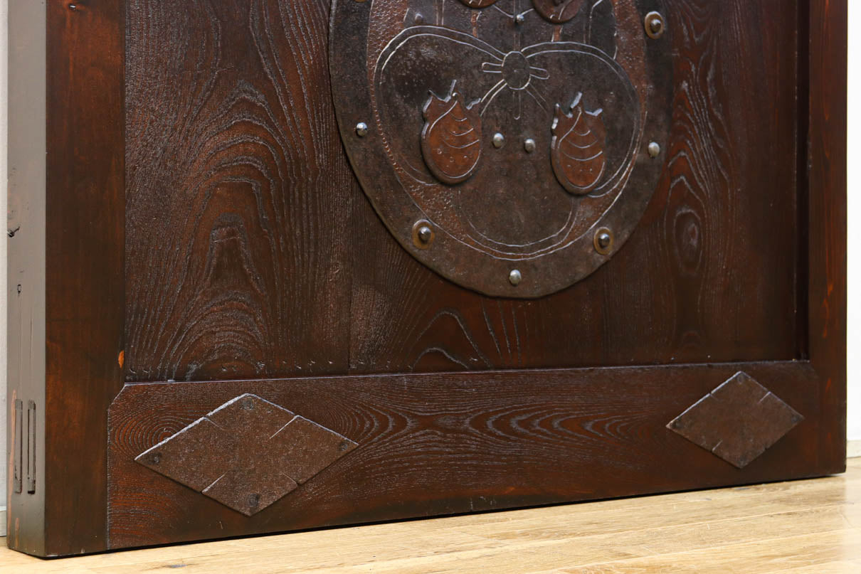 幅918ミリ　桐模様金具で雅な面持ち溢れる平格子蔵戸　G2554