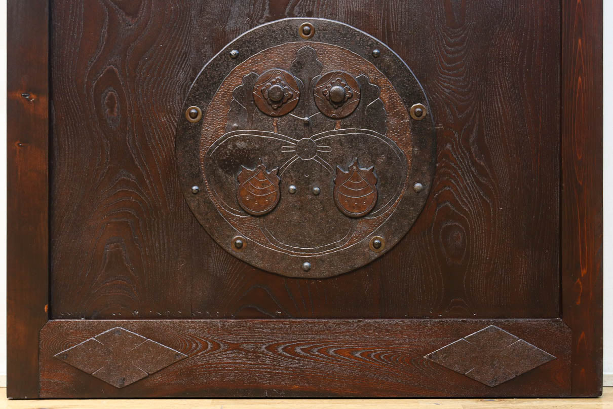 幅918ミリ　桐模様金具で雅な面持ち溢れる平格子蔵戸　G2554