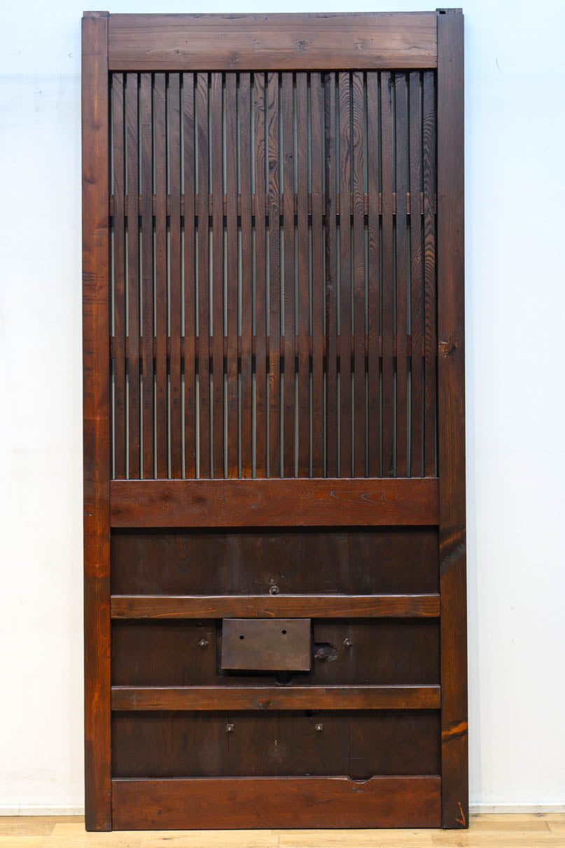 幅918ミリ　桐模様金具で雅な面持ち溢れる平格子蔵戸　G2554