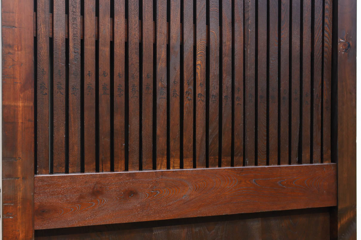 幅918ミリ　桐模様金具で雅な面持ち溢れる平格子蔵戸　G2554