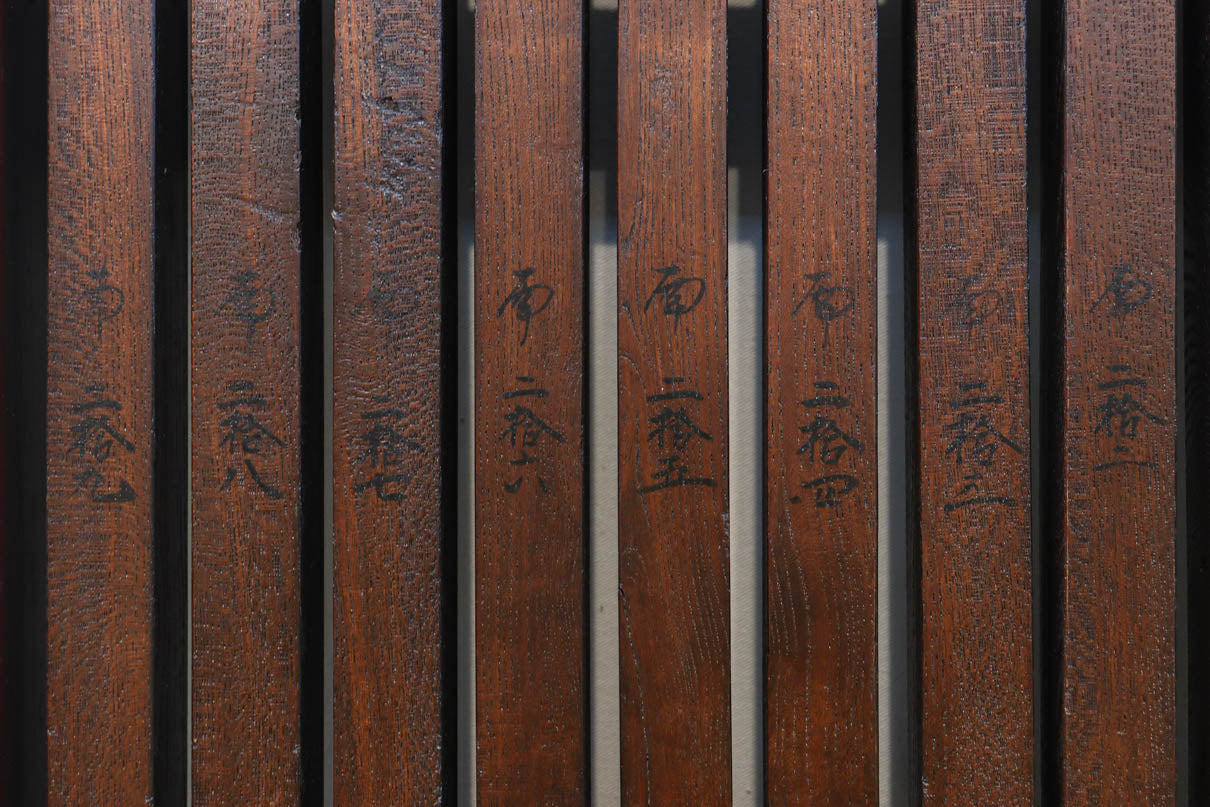 幅918ミリ　桐模様金具で雅な面持ち溢れる平格子蔵戸　G2554