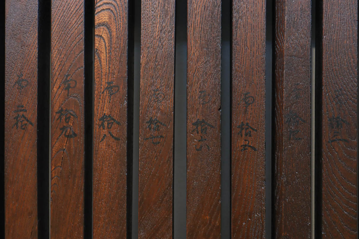 幅918ミリ　桐模様金具で雅な面持ち溢れる平格子蔵戸　G2554
