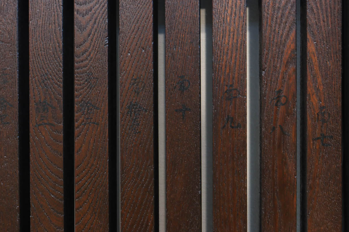 幅918ミリ　桐模様金具で雅な面持ち溢れる平格子蔵戸　G2554