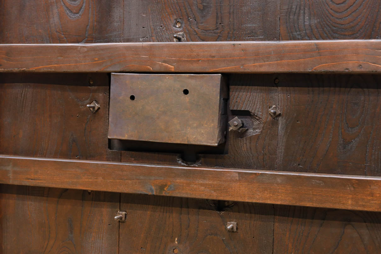 幅918ミリ　桐模様金具で雅な面持ち溢れる平格子蔵戸　G2554