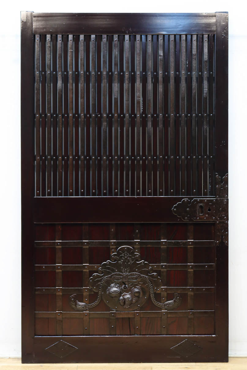 幅1148ミリ　帯鉄格子と巾着金具で貫録のある縦格子富山蔵戸　G2555