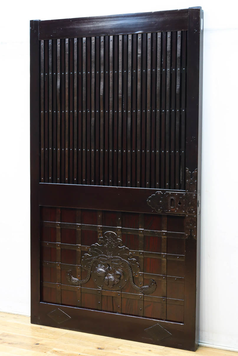 幅1148ミリ　帯鉄格子と巾着金具で貫録のある縦格子富山蔵戸　G2555