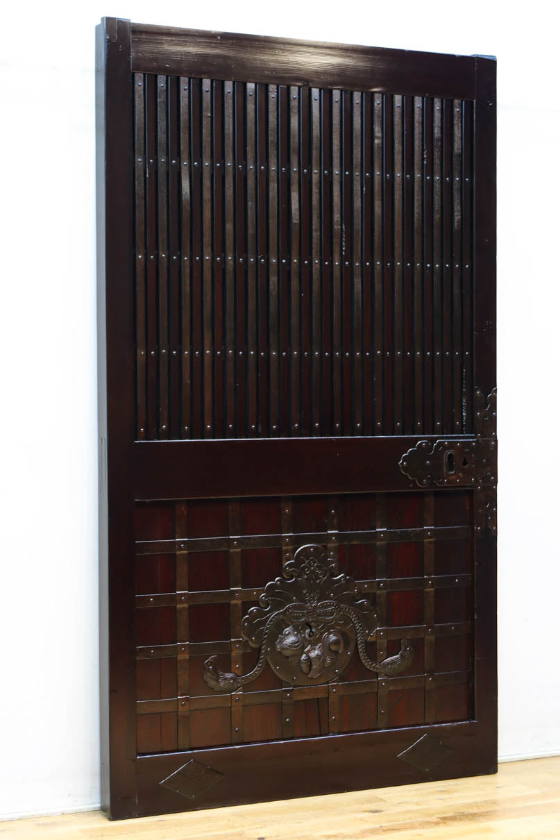幅1148ミリ　帯鉄格子と巾着金具で貫録のある縦格子富山蔵戸　G2555