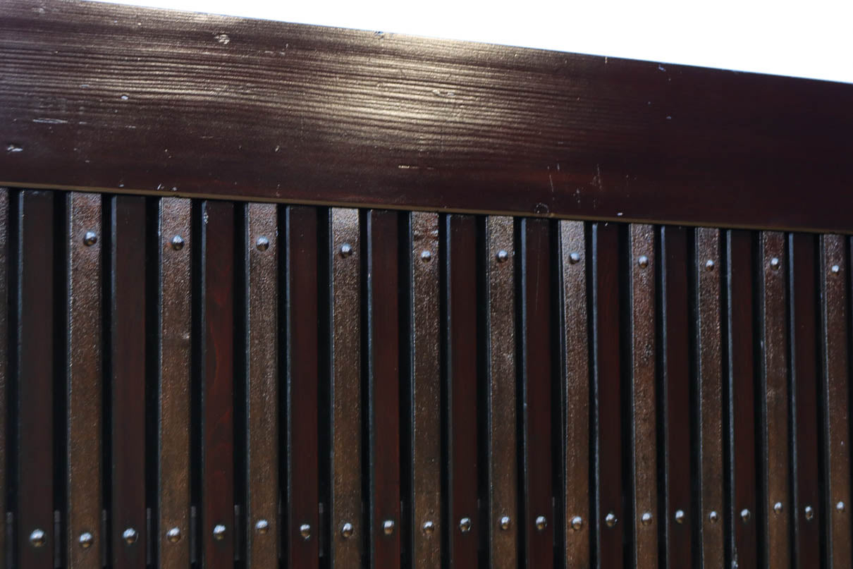 幅1148ミリ　帯鉄格子と巾着金具で貫録のある縦格子富山蔵戸　G2555