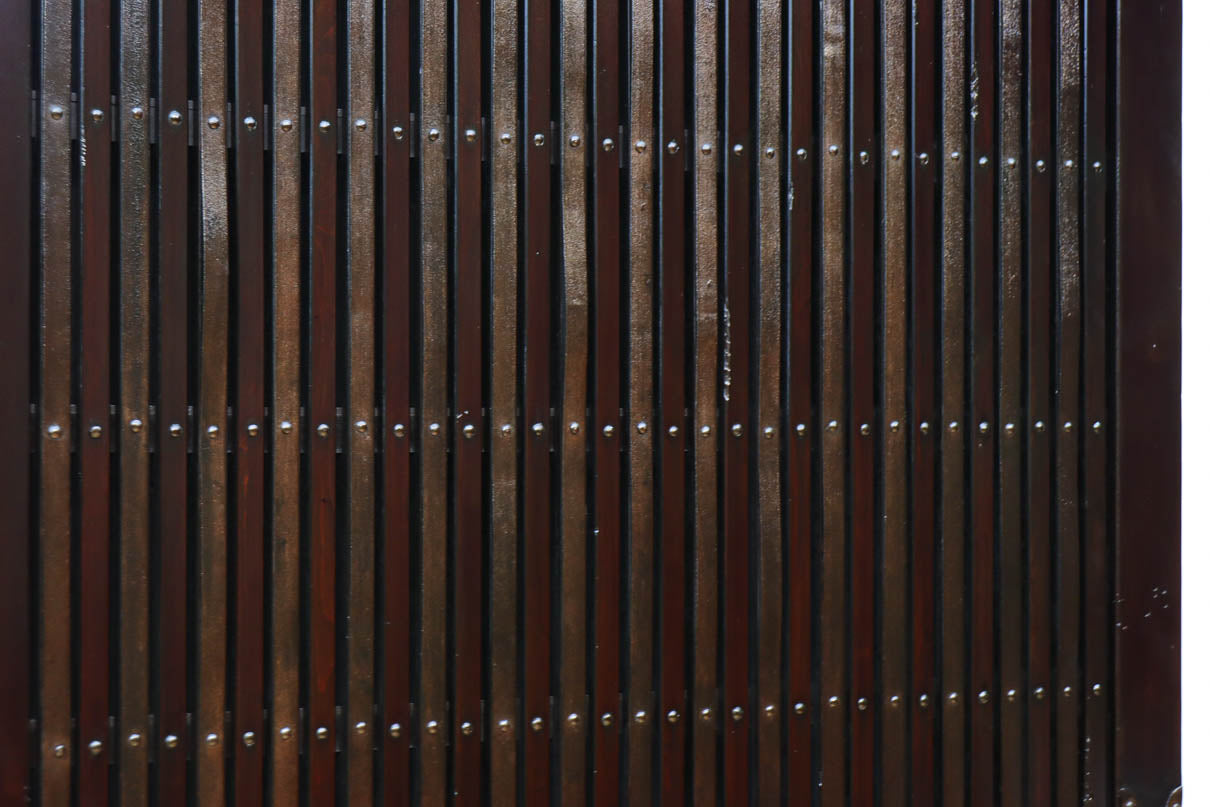 幅1148ミリ　帯鉄格子と巾着金具で貫録のある縦格子富山蔵戸　G2555