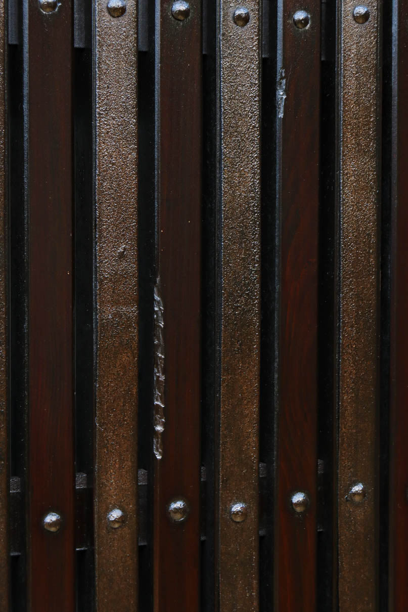 幅1148ミリ　帯鉄格子と巾着金具で貫録のある縦格子富山蔵戸　G2555