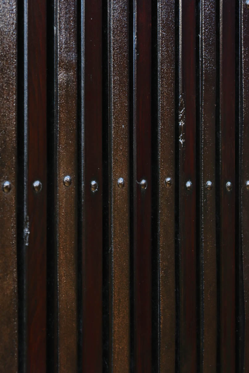 幅1148ミリ　帯鉄格子と巾着金具で貫録のある縦格子富山蔵戸　G2555