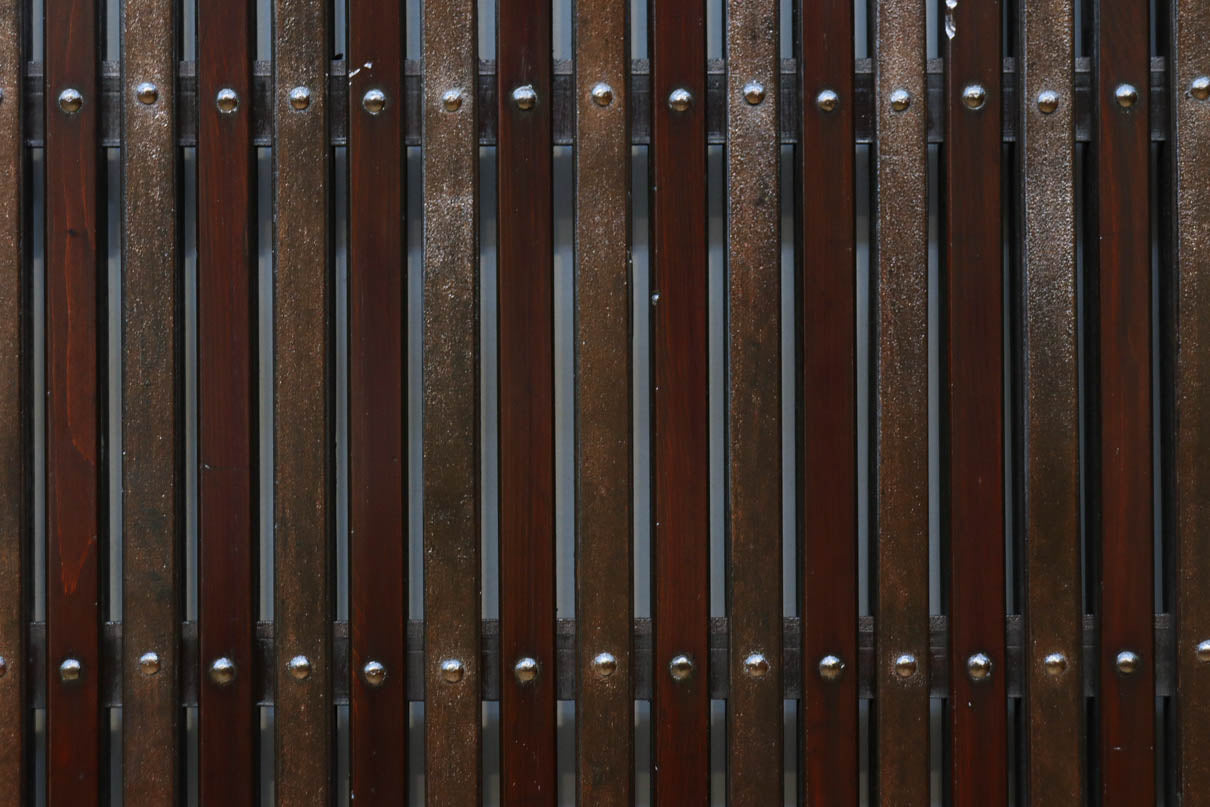 幅1148ミリ　帯鉄格子と巾着金具で貫録のある縦格子富山蔵戸　G2555