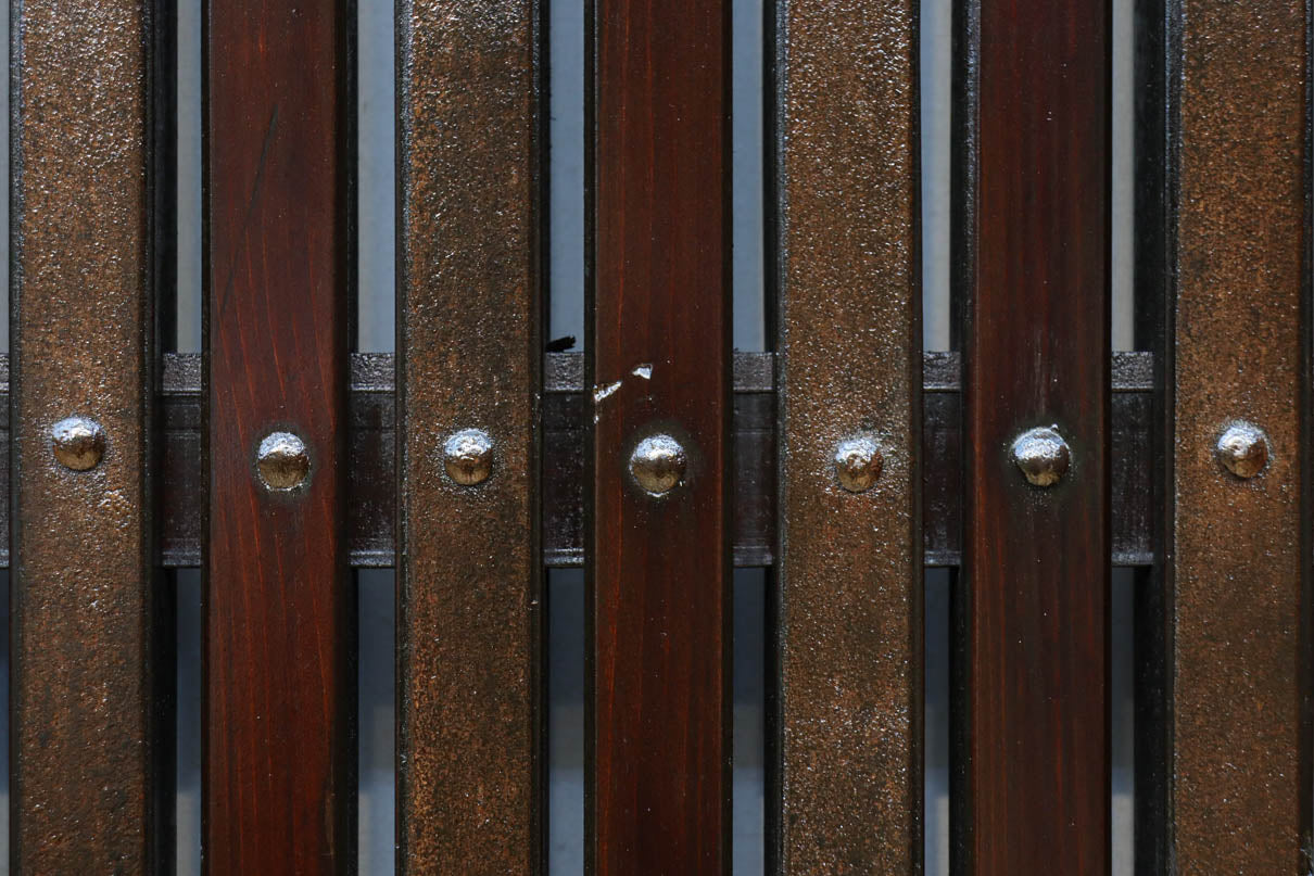 幅1148ミリ　帯鉄格子と巾着金具で貫録のある縦格子富山蔵戸　G2555