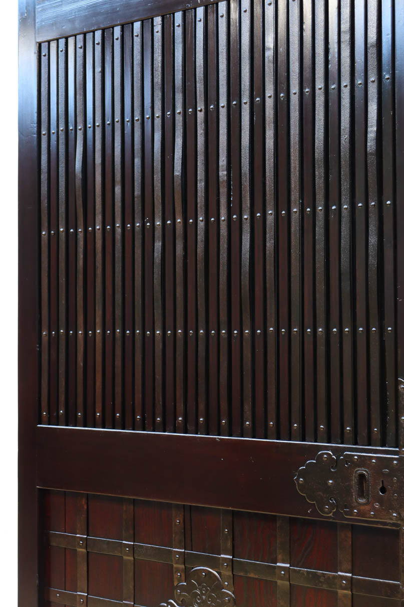 幅1148ミリ　帯鉄格子と巾着金具で貫録のある縦格子富山蔵戸　G2555