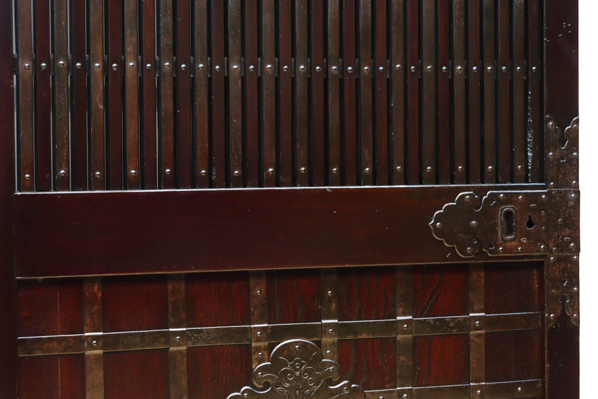 幅1148ミリ　帯鉄格子と巾着金具で貫録のある縦格子富山蔵戸　G2555