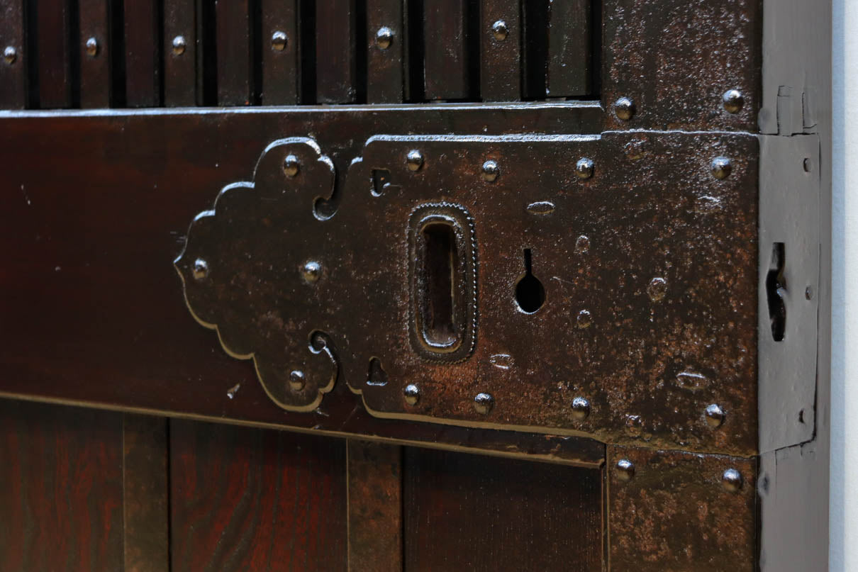 幅1148ミリ　帯鉄格子と巾着金具で貫録のある縦格子富山蔵戸　G2555