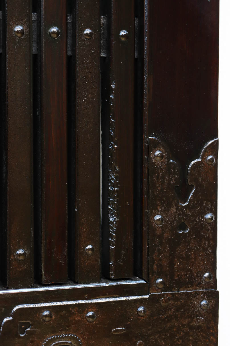 幅1148ミリ　帯鉄格子と巾着金具で貫録のある縦格子富山蔵戸　G2555