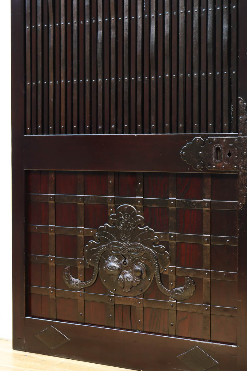 幅1148ミリ　帯鉄格子と巾着金具で貫録のある縦格子富山蔵戸　G2555