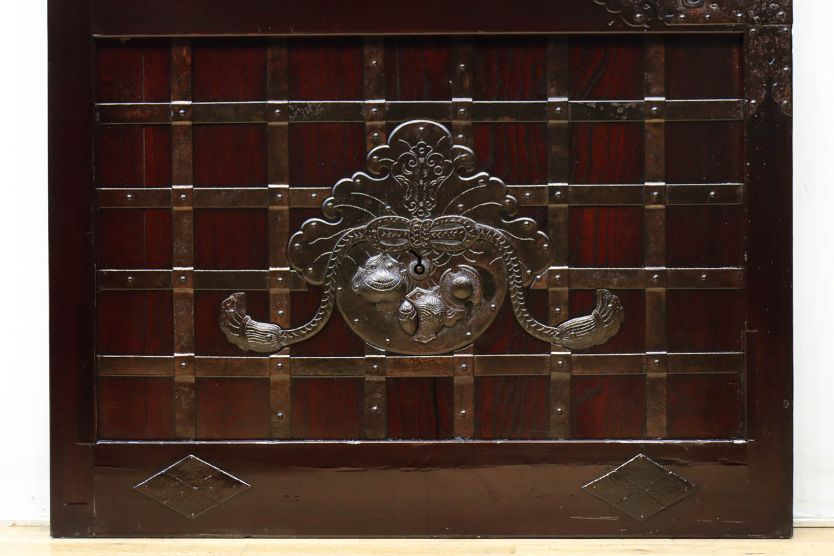 幅1148ミリ　帯鉄格子と巾着金具で貫録のある縦格子富山蔵戸　G2555