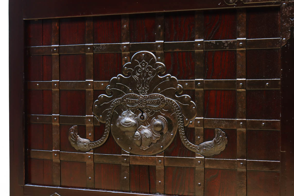 幅1148ミリ　帯鉄格子と巾着金具で貫録のある縦格子富山蔵戸　G2555