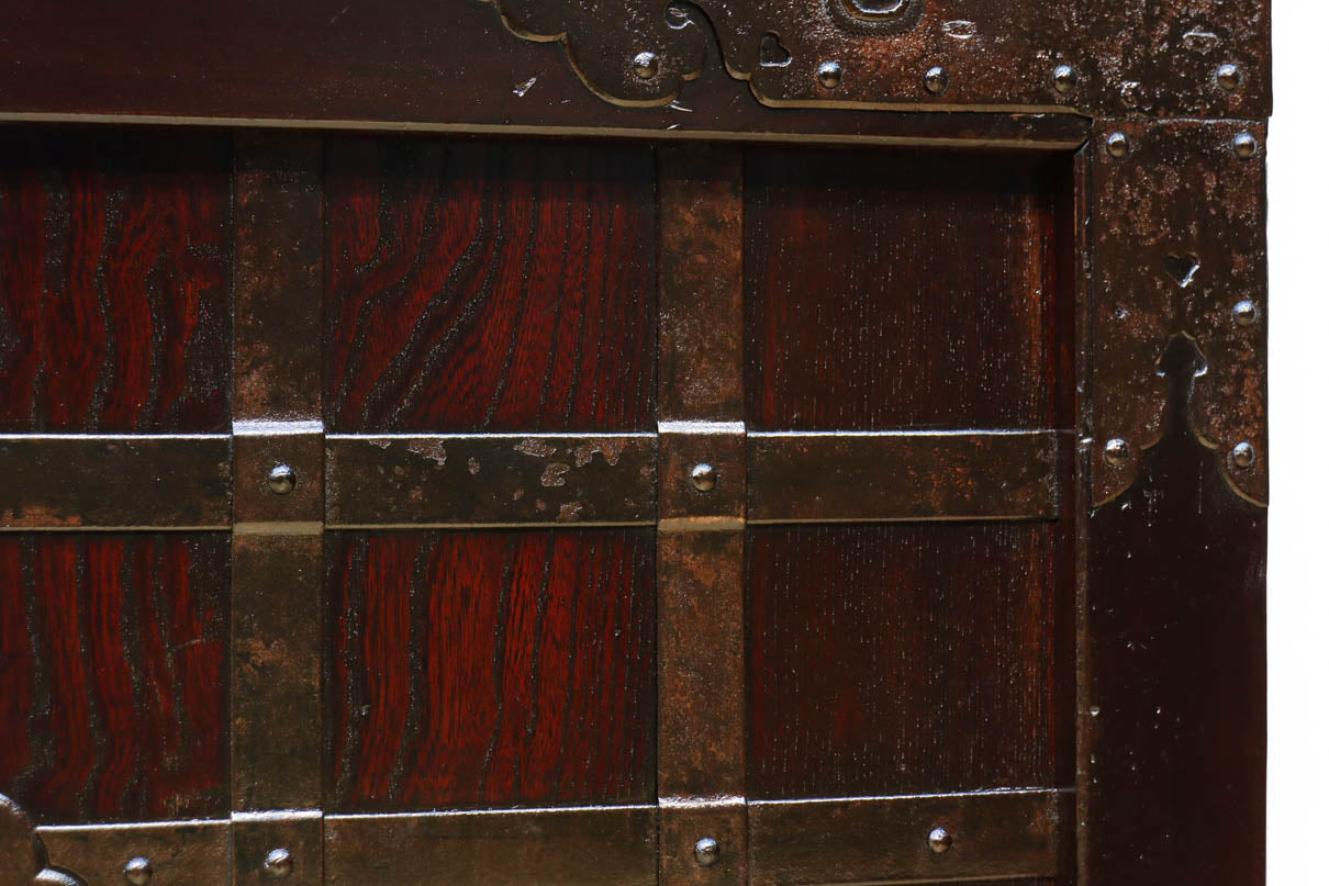 幅1148ミリ　帯鉄格子と巾着金具で貫録のある縦格子富山蔵戸　G2555