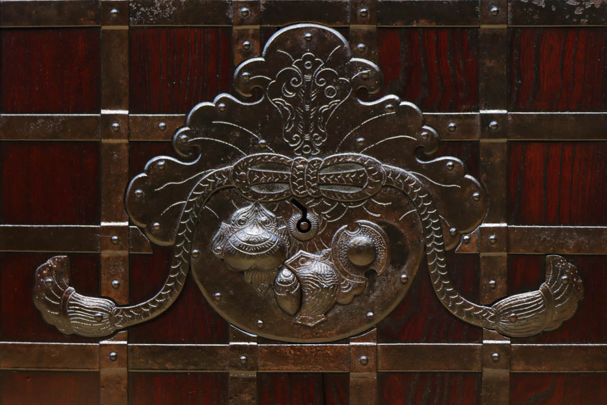 幅1148ミリ　帯鉄格子と巾着金具で貫録のある縦格子富山蔵戸　G2555