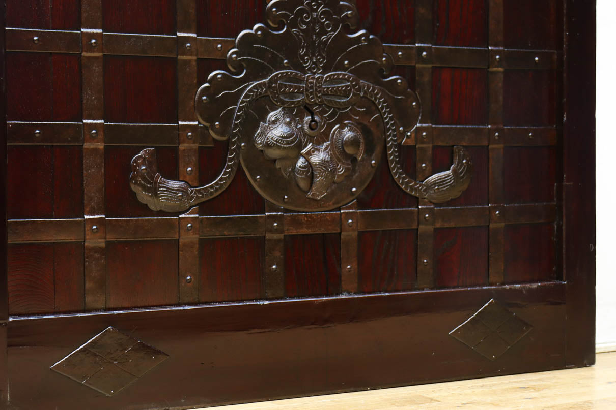 幅1148ミリ　帯鉄格子と巾着金具で貫録のある縦格子富山蔵戸　G2555