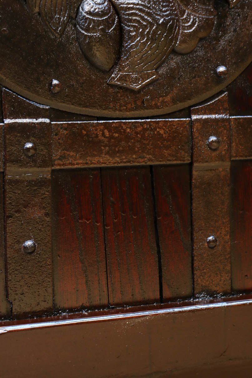 幅1148ミリ　帯鉄格子と巾着金具で貫録のある縦格子富山蔵戸　G2555