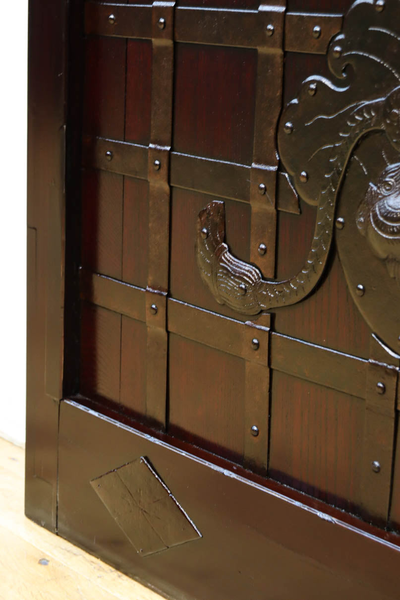 幅1148ミリ　帯鉄格子と巾着金具で貫録のある縦格子富山蔵戸　G2555