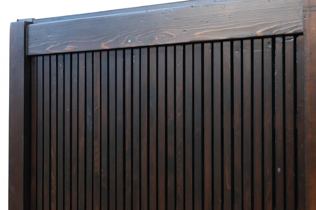 幅1148ミリ　帯鉄格子と巾着金具で貫録のある縦格子富山蔵戸　G2555