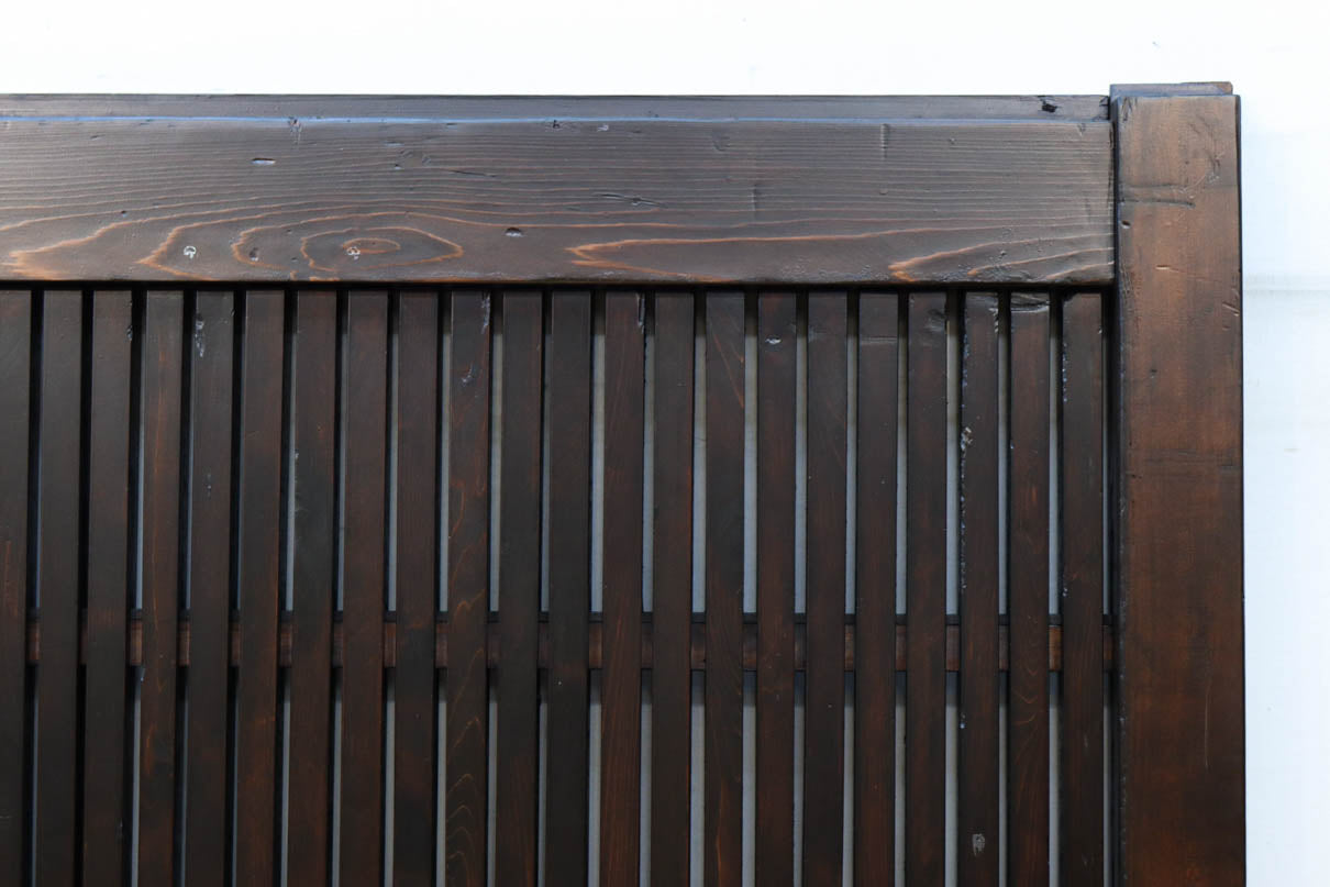 幅1148ミリ　帯鉄格子と巾着金具で貫録のある縦格子富山蔵戸　G2555