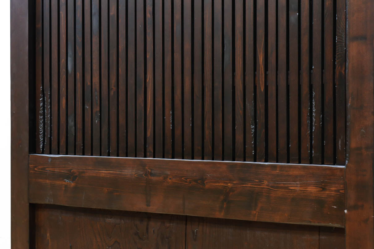 幅1148ミリ　帯鉄格子と巾着金具で貫録のある縦格子富山蔵戸　G2555