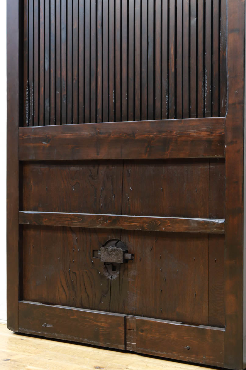 幅1148ミリ　帯鉄格子と巾着金具で貫録のある縦格子富山蔵戸　G2555