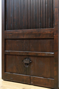 幅1148ミリ　帯鉄格子と巾着金具で貫録のある縦格子富山蔵戸　G2555