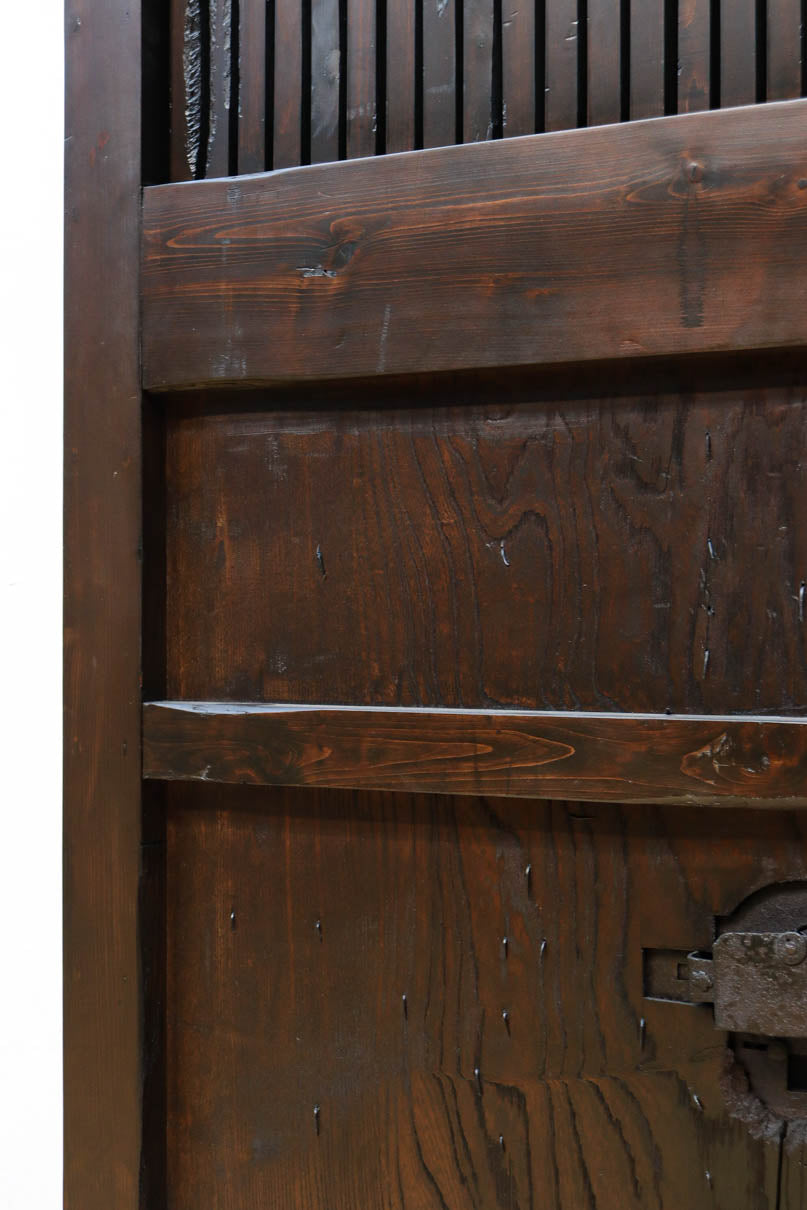 幅1148ミリ　帯鉄格子と巾着金具で貫録のある縦格子富山蔵戸　G2555