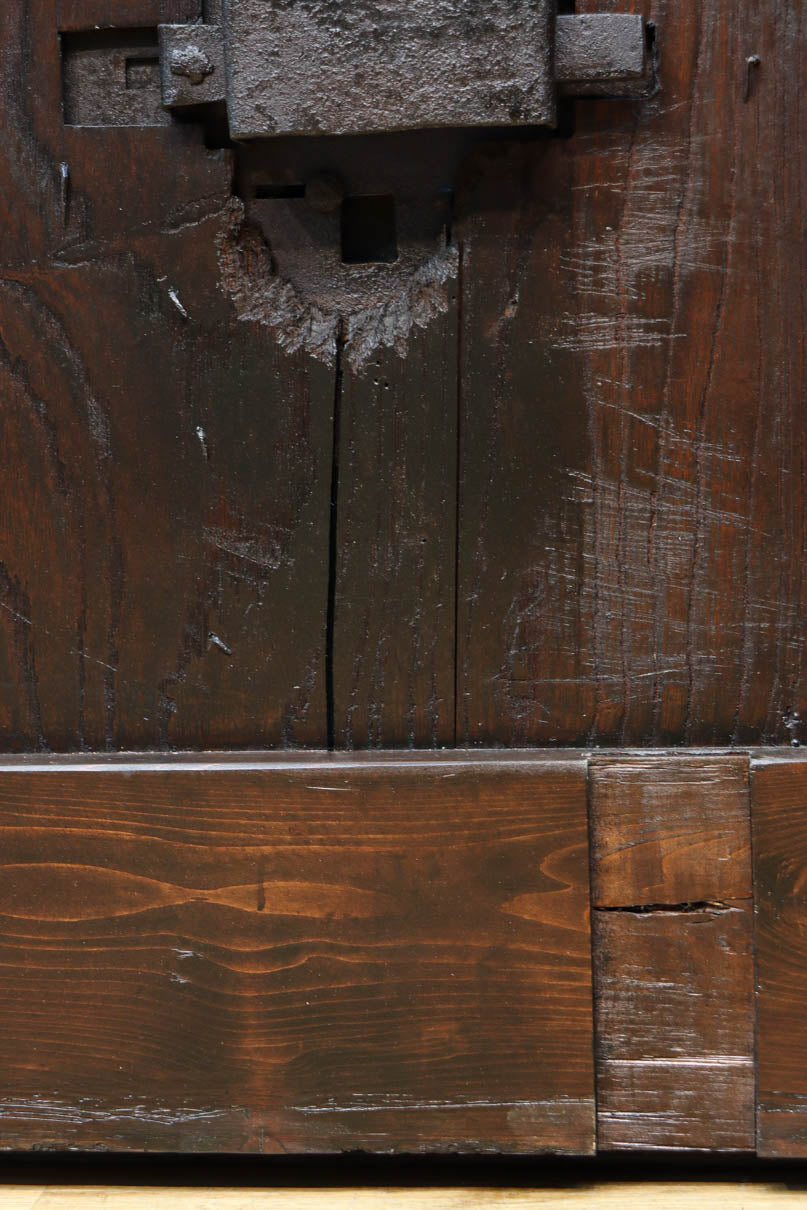 幅1148ミリ　帯鉄格子と巾着金具で貫録のある縦格子富山蔵戸　G2555