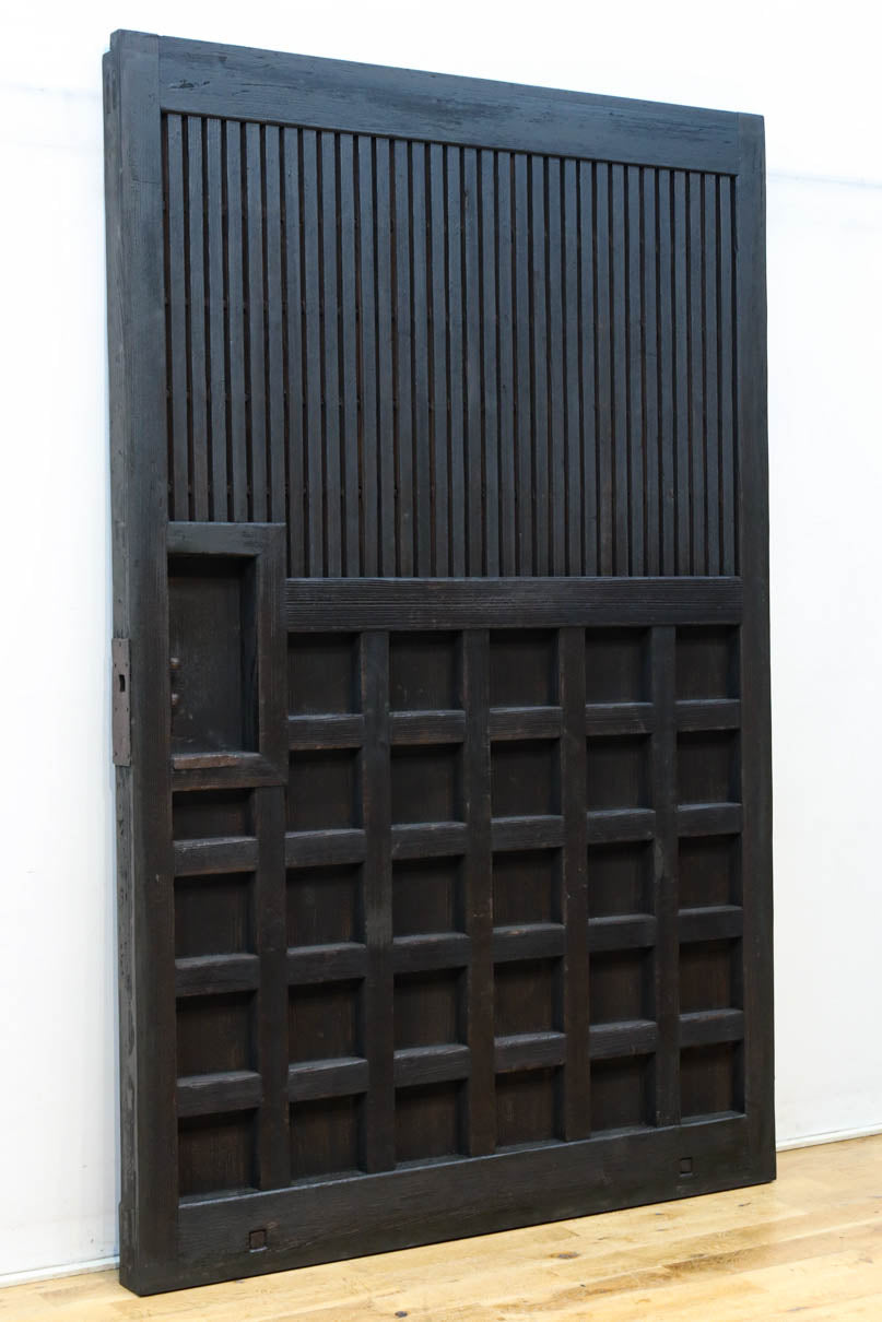 幅1253ミリ　升格子作りの腰板で時代の趣き溢れる蔵戸　G2556