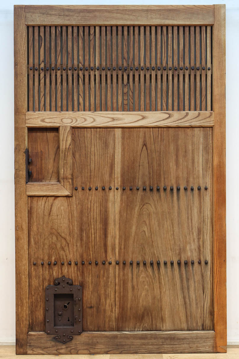 幅1118ミリ　裏表で雰囲気の変わる重厚な総欅蔵戸　G2558