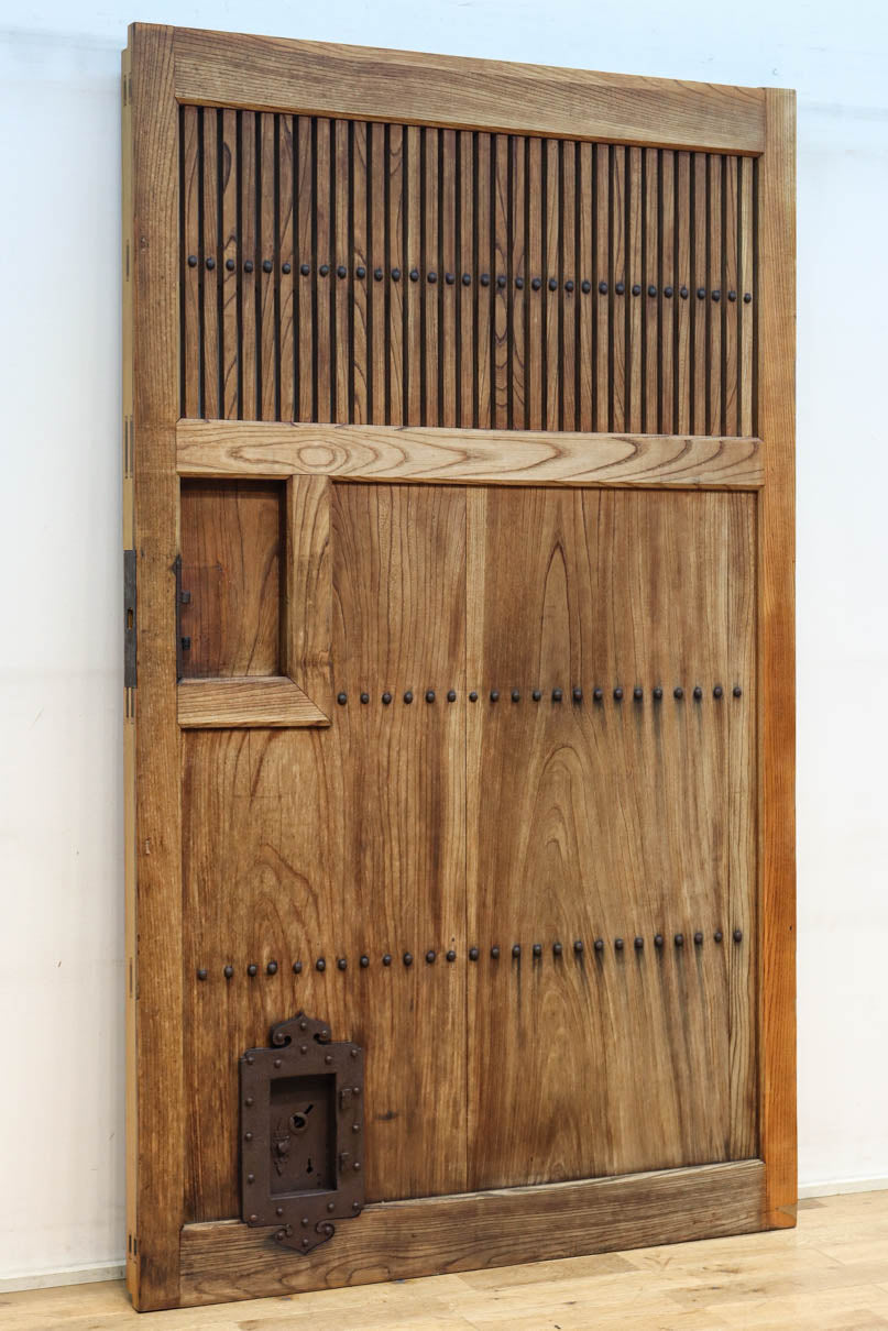 幅1118ミリ　裏表で雰囲気の変わる重厚な総欅蔵戸　G2558