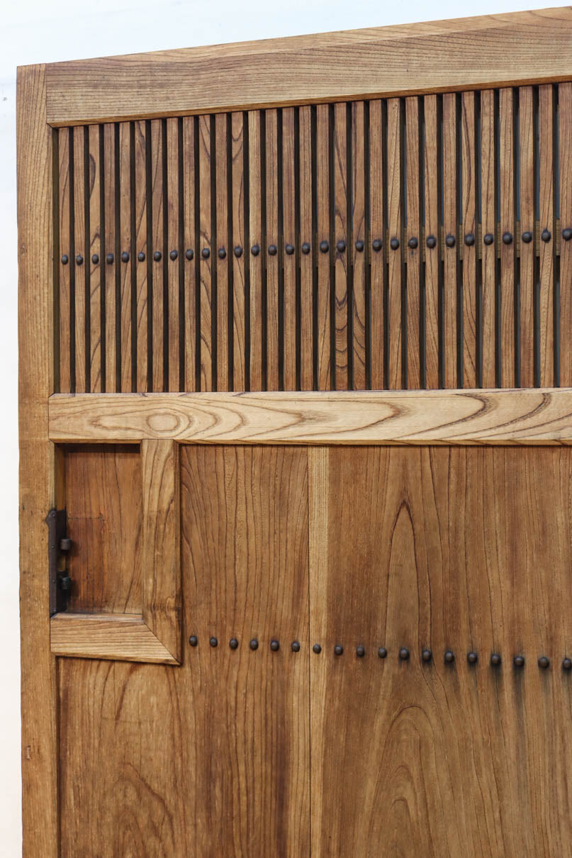 幅1118ミリ　裏表で雰囲気の変わる重厚な総欅蔵戸　G2558