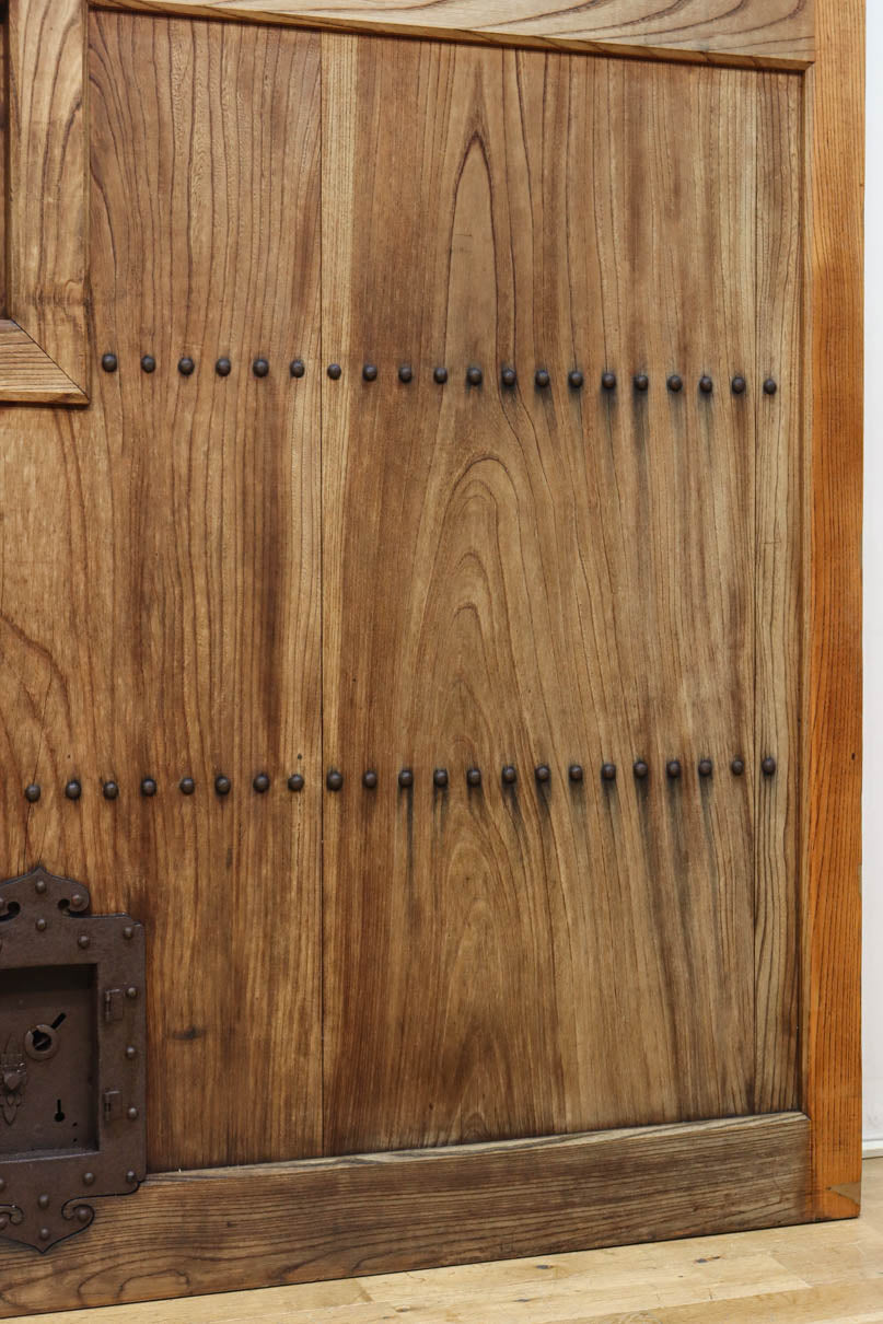 幅1118ミリ　裏表で雰囲気の変わる重厚な総欅蔵戸　G2558