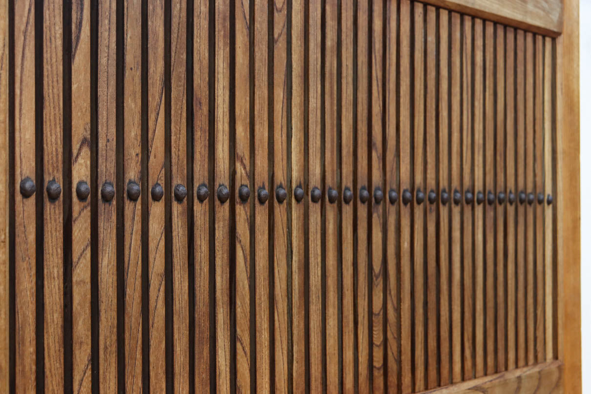 幅1118ミリ　裏表で雰囲気の変わる重厚な総欅蔵戸　G2558