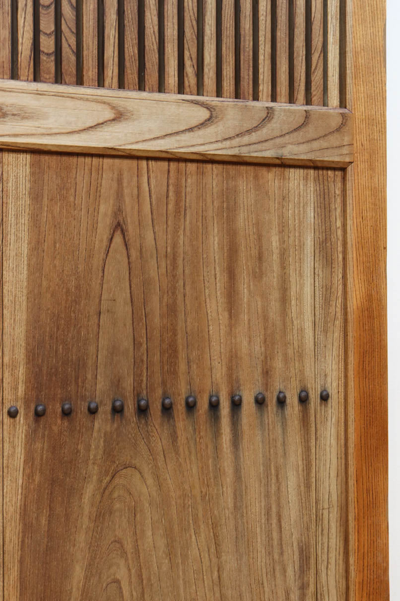 幅1118ミリ　裏表で雰囲気の変わる重厚な総欅蔵戸　G2558